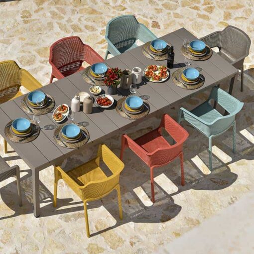 conjunto de mesa color tortora con ocho sillas en varios colores de exterior