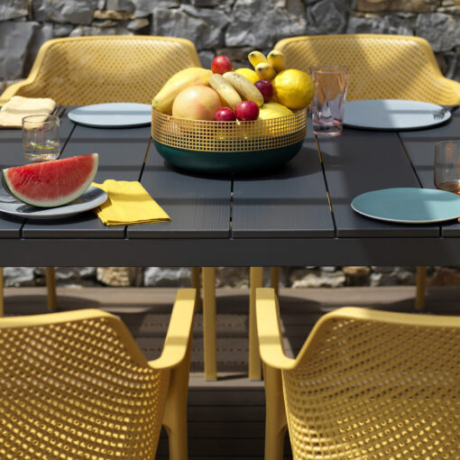 silla de jardin con asiento perforado color amarillo marca Nardi