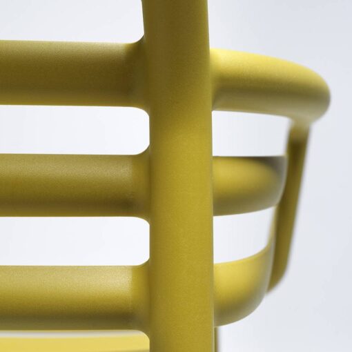 detalle silla con brazos Doga color verde pera de Nardi