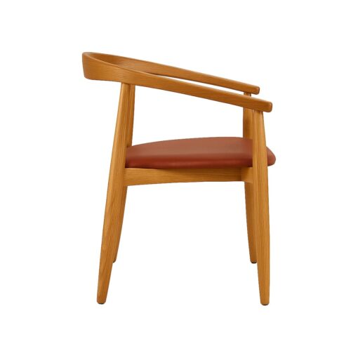 silla joanne con brazos de madera asiento tapizado y respaldo fino