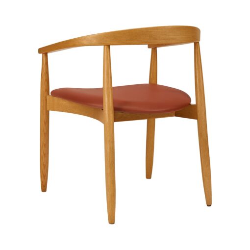 silla joanne con brazos de madera asiento tapizado y respaldo fino