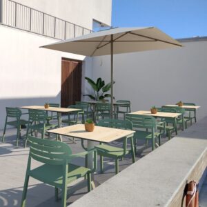 silla slat con parasol exterior