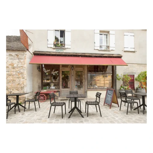 Silla Helen apilable con mesa Paris en terraza exterior