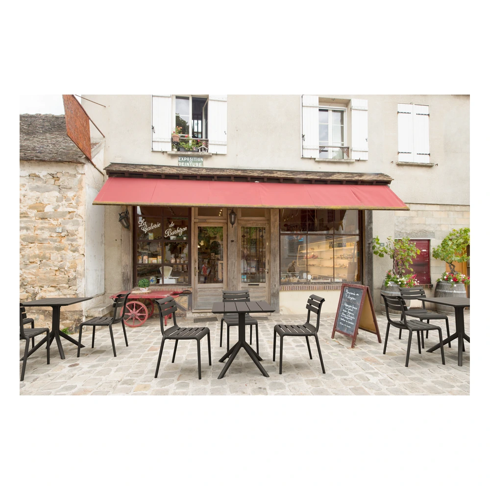 Silla Helen apilable con mesa Paris en terraza exterior