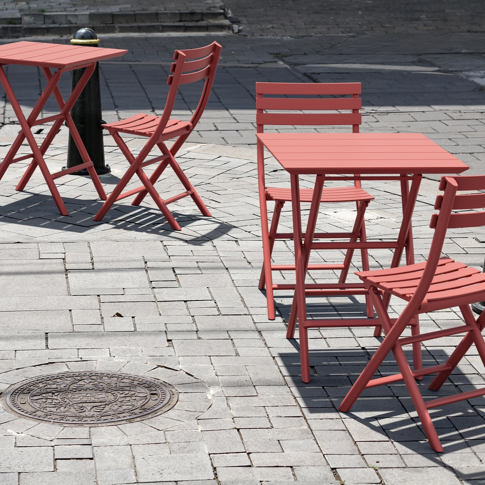 Conjunto sillas HELEN plegables y mesa HELEN 60x60 en terraza exterior