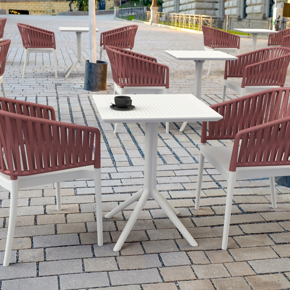 Silla PORTOFINO DUO N con brazos junto a mesa Sky plegable en terraza exterior