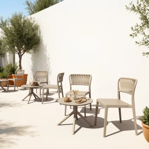 Silla PORTOFINO apilable con mesa Sky Round Mini 60 para terraza pequeña