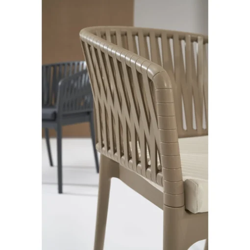 Detalle silla Portofino con brazos en color taupe con cojín para exterior