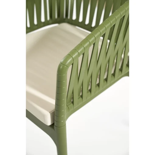 Detalle reposabrazos y textura silla Portofino en color verde oliva con cojín exterior