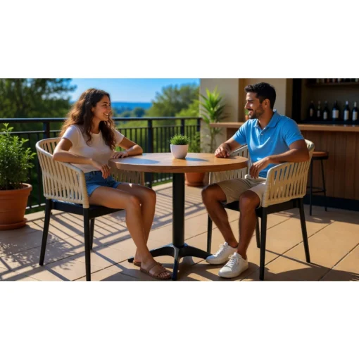 Sillas PORTOFINO DUO N con brazos en terraza exterior con mesa – ambiente real