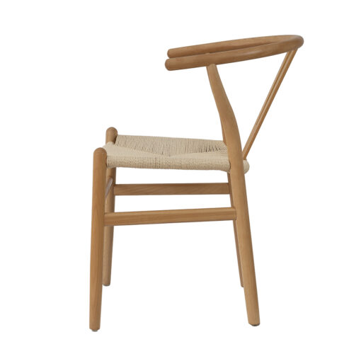 silla tipo Wishbone de madera natural y asiento de cuerda trenzada vista lateral