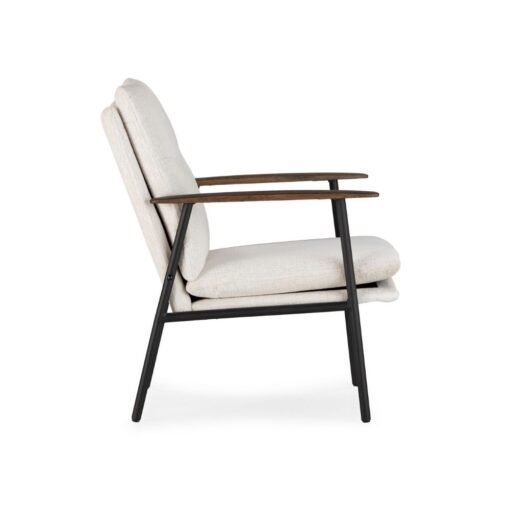 silla-con-reposabrazos-dunia-estructura-metal-negro-detalle-madera-tapizado-beige-uso-interior