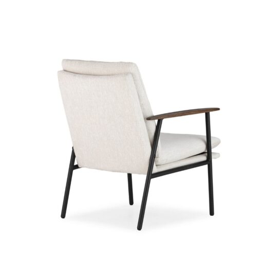 silla-con-reposabrazos-dunia-estructura-metal-negro-detalle-madera-tapizado-beige-uso-interior