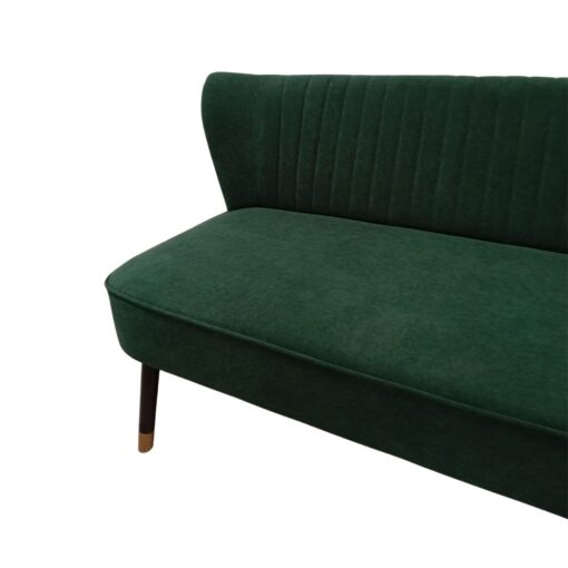 sofa bajo de dos plazas tapizado verde oscuro y patas en negro y oro