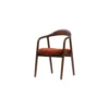 Silla con brazos Eva tapizada en terracota y estructura madera natural - vista frontal - personalizable para hostelería y proyectos de interiorismo
