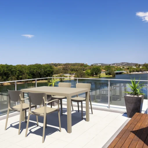 Silla LOFT con brazos apilable color taupe y mesa ARES 140 en terraza exterior con vistas al lago - mobiliario para hostelería Siesta