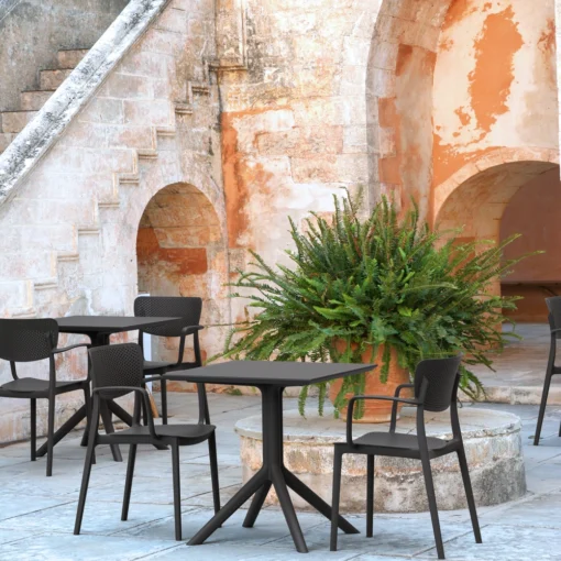 Silla LOFT con brazos apilable color taupe con mesa SKY 70 cuadrada en terraza junto al mar - hostelería Siesta