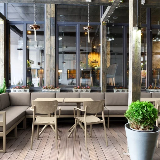 Silla LOFT apilable con mesa plegable SKY 60 en disposición de rinconada para cafetería - mobiliario hostelería Siesta