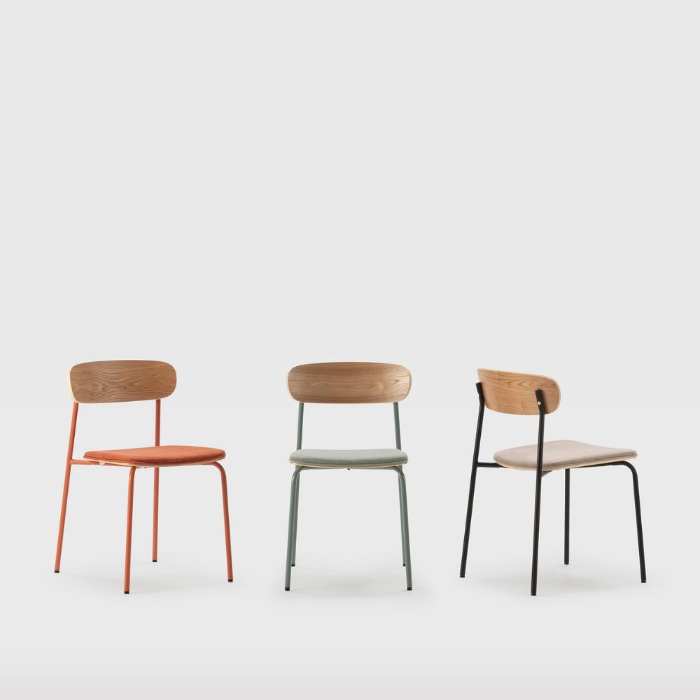 silla sin brazos adriana estructura de metal asiento tapizado y respaldo de madera para uso interior
